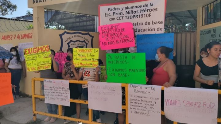 Padres exigen maestro para escuela de Huejutla; uno lleva 9 años sin dar clases