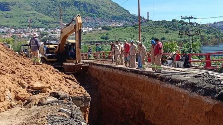 ¿Qué hay en el socavón que colapsó una calle en Tlalnepantla?