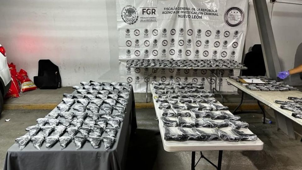 La FGR informó que en una carretera del municipio Galeana, a la altura del ejido San Roberto, policías detuvieron un vehículo donde fueron localizadas 213 armas cortas y 421 cargadores en compartimientos ocultos bajo los asientos