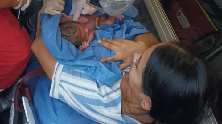 No llegó al hospital y tiene a su bebé en el auto; policía de Monterrey la auxilia