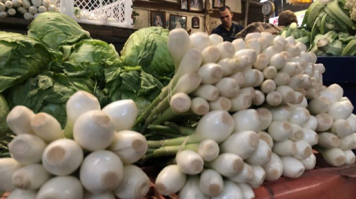 Aumenta el precio de la cebolla y jitomate, afecta bolsillo de madres de familia
