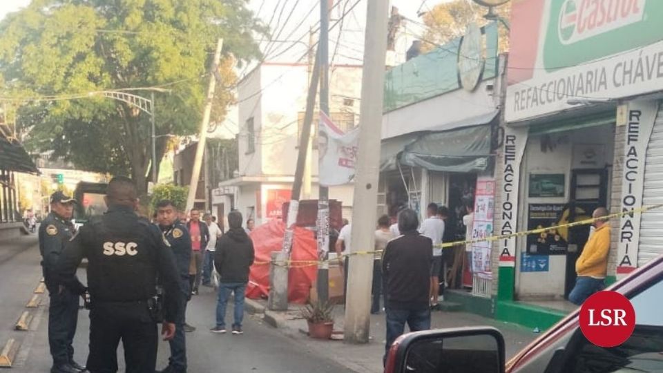 La mujer de la tercera edad se encontraba sobre la banqueta esperando a que su esposo trabajara en el auto, afuera de la refaccionaria y otros negocios vecinos en la colonia Lindavista