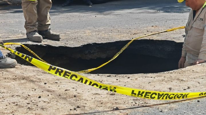 Se abre mega socavón en Cuauhtémoc; problema empezó con fuga de agua
