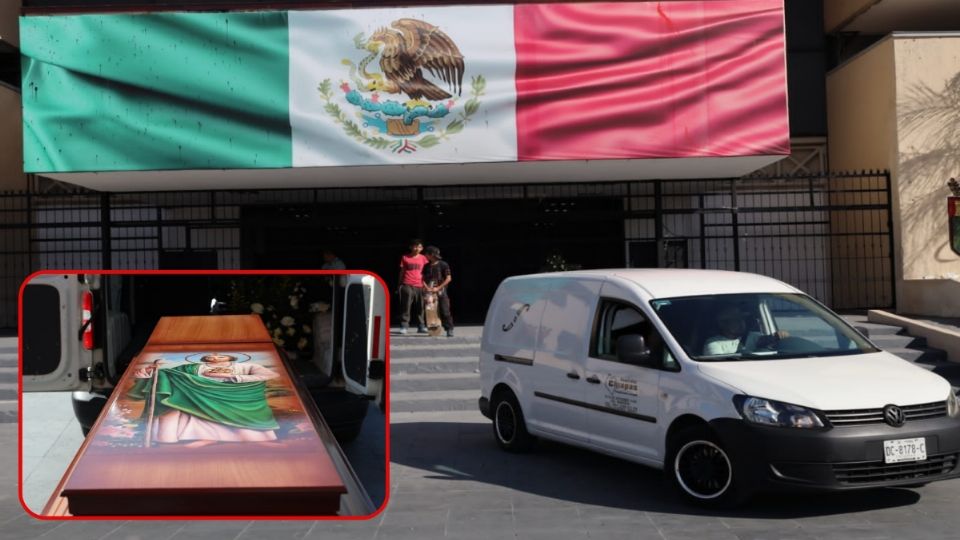 Sus padres y otros familiares llevaron el féretro frente al Palacio de Gobierno para exigir justicia