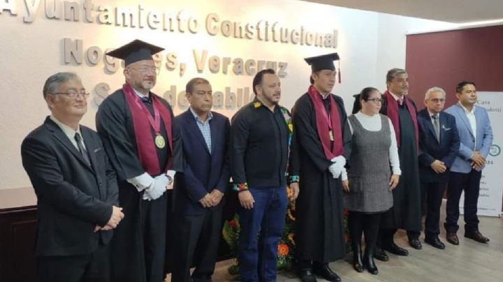 Ayuntamiento de Nogales, Veracruz, da doctorado honoris causa a Marx Arriaga