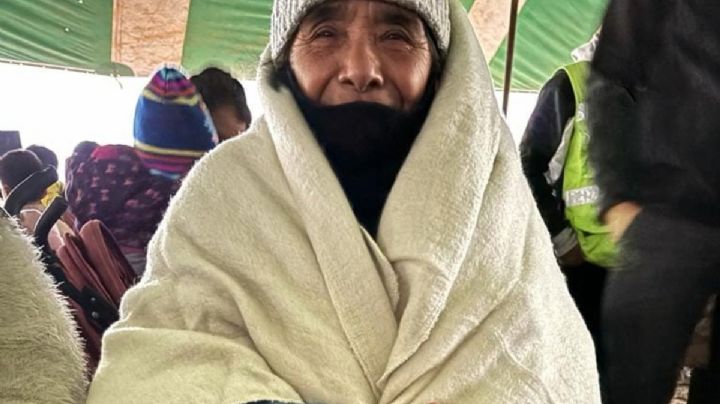 Regalan cobijas en colonias populares de Santiago Tulantepec