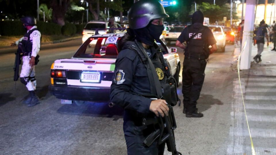 Los pistoleros sacaron de la casa a todos los hombres, incluyendo niños, y bajo amenaza de matar a todos si se oponían, privaron de la libertad a nueve jóvenes y hombres