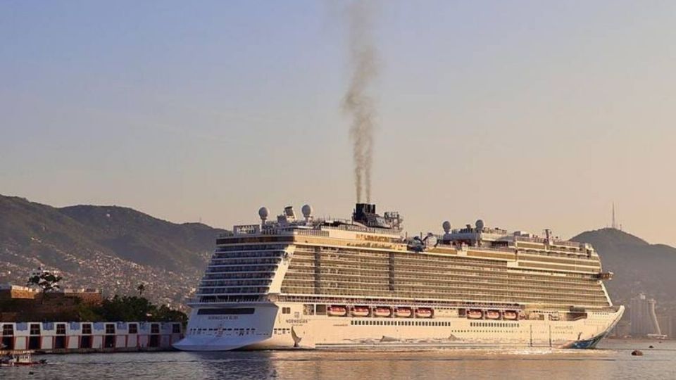 Prestadores de servicios turísticos expresaron que la llegada del barco representa una esperanza para recuperar el turismo en Acapulco, donde apenas 127 de los 600 hoteles están operando