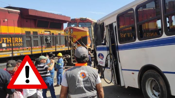 Autobús intenta ganar el paso y es impactado por tren en Xalapa