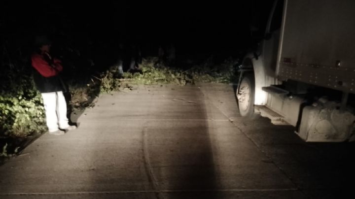 Acusan a alcalde de Jaltocán de incumplir obras, bloquean carreteras