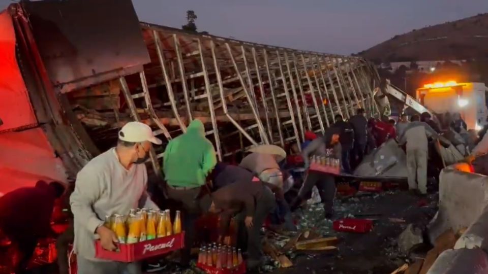 Volcadura sobre la Reyes Heroles, Tlalnepantla.