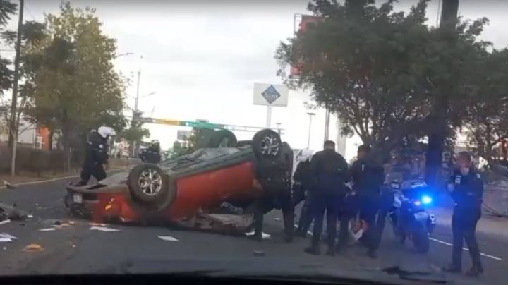 Roban camioneta y tras persecución se vuelcan y los detienen