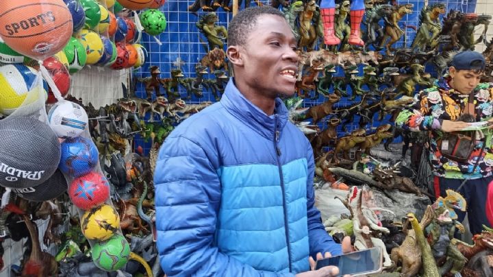 Migrantes venden juguetes a los Reyes Magos en CDMX