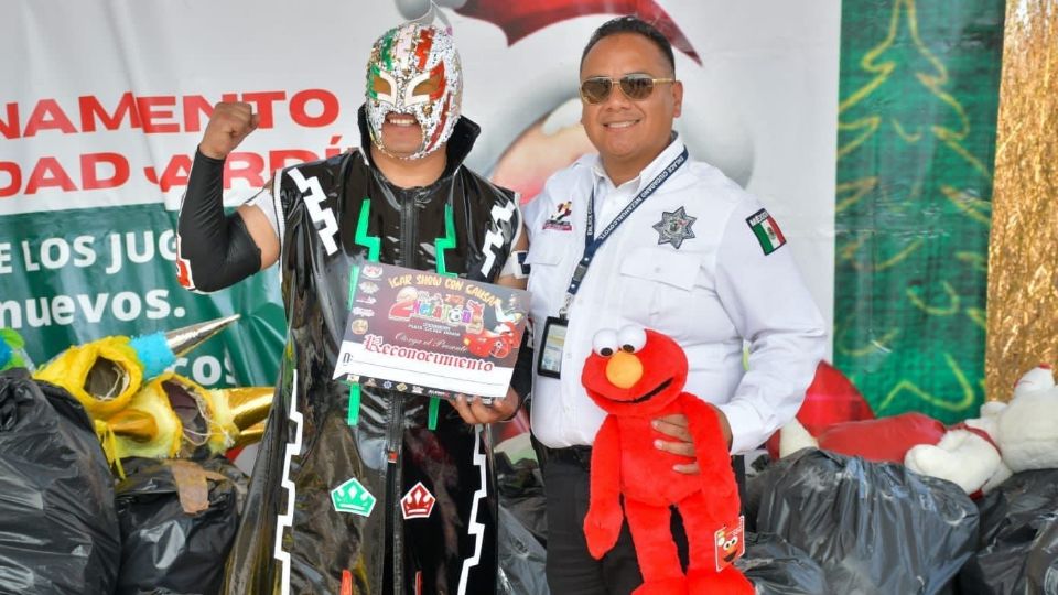 Luchadores y policías colectan juguetes para Día de Reyes