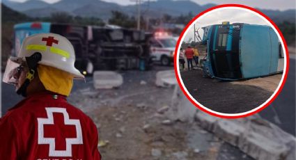 Trágico domingo en Hidalgo: microbús vuelca con pasajeros a bordo; heroína ayuda a lesionados | FOTOS