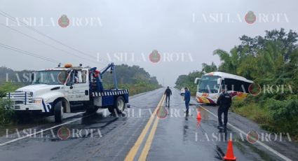 Autobús se sale del camino en Gutiérrez Zamora; no hay lesionados