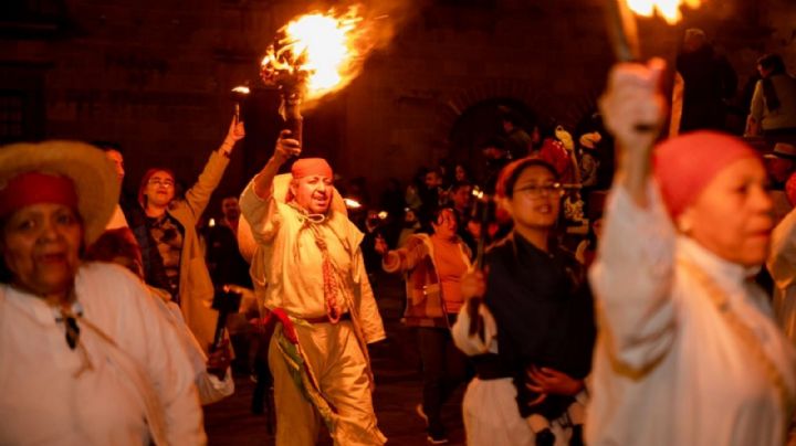 Como en la antigüedad marchan en desfile con antorchas por Ignacio Allende