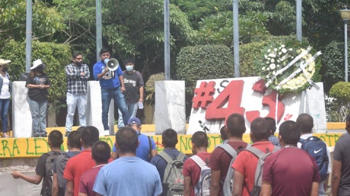 Caso Ayotzinapa: AMLO fija fecha para recibir a los padres de los normalistas desaparecidos