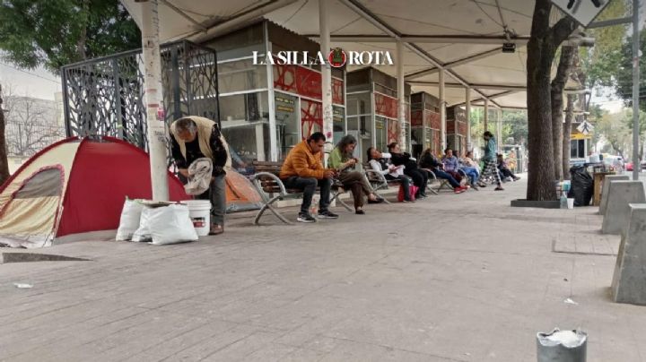 Hospital Balbuena en CDMX: Duermen en camellón por familiares; "Esperamos 2 días por un cuarto"