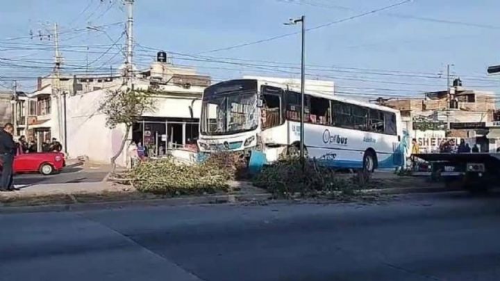 Chocan tráiler y autobús con pasajeros en Delta, hay una persona grave