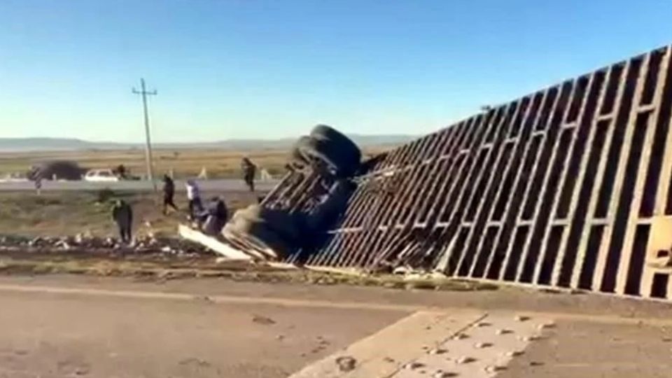 La carga de la unidad quedó regada, lo cual provocó rapiña por parte de algunos conductores que pasaban por la zona, sin que la autoridad pudiera hacer algo