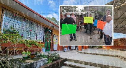 En Papantla, padres le pagan a docente de primaria; exigen que SEV contrate maestro