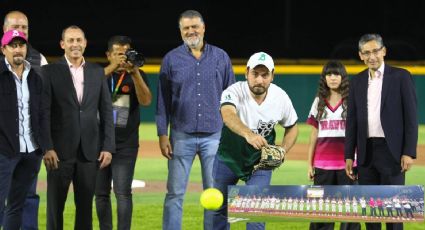 Lanza Alan Márquez la primera bola de la temporada softbolera