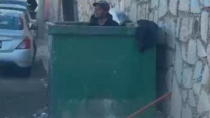 Este hombre descansa en un bote, como el Chavo del 8