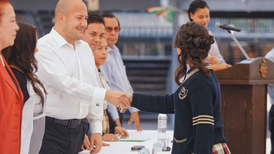 En Tlajomulco se sentaron las bases para que se integrara al Área Metropolitana de Guadalajara y en Guadalajara se puso orden en la ciudad, se mejoraron los servicios, se renovaron escuelas y calles; en Jalisco ha impulsado grandes cambios