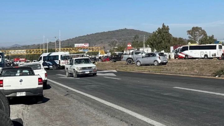 Bloqueo en la Actopan-Pachuca; son padres de familia y esto piden; tome precauciones