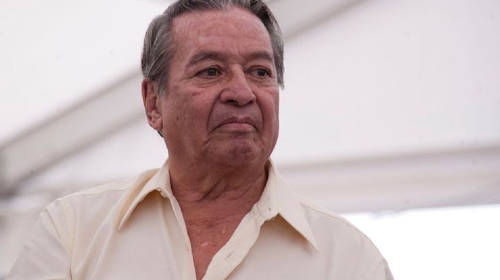 José Agustín: con oraciones, rock y fuego piden por la salud del escritor alrededor de su cama