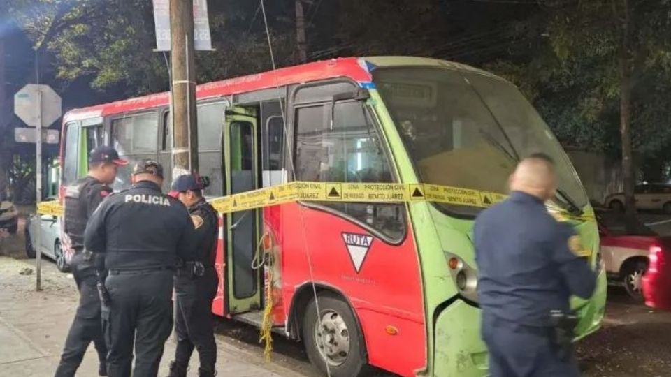 Encuentran a una mujer sin vida en unidad de transporte público en la Benito Juárez