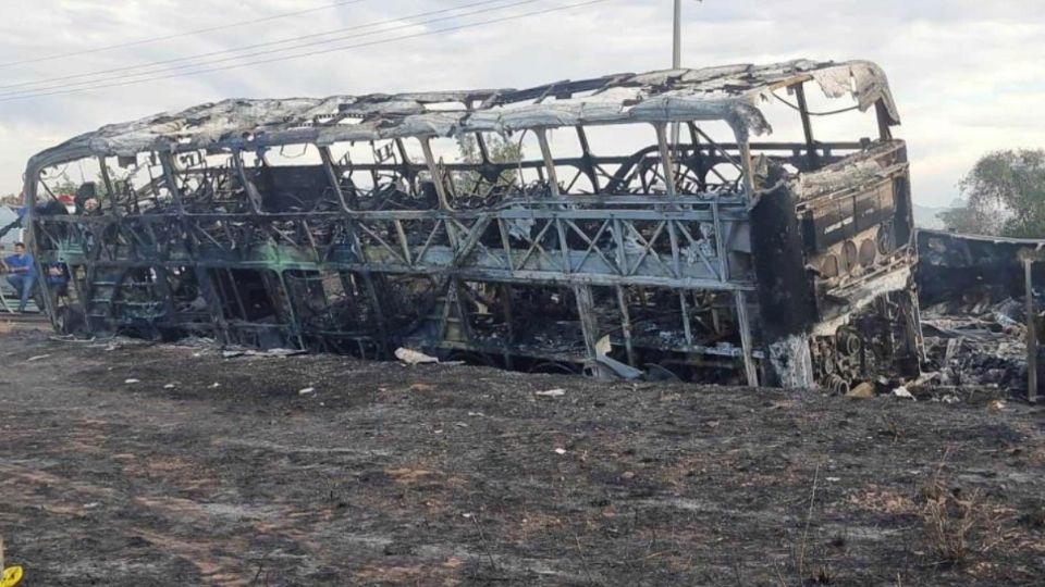 El accidente fue protagonizado por un camión de pasajeros de la línea Norte de Sinaloa con el número económico 502, que viajaba de Guadalajara a Los Mochis, el cual se estrelló contra un tráiler en el tramo de la rúa de Mazatlán a Culiacán