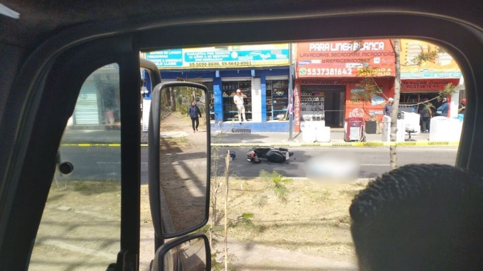 Mujer motociclista intenta rebasar a pipa de agua y es arrollada en Iztapalapa