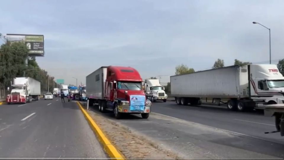 Autopista México Querétaro colapsa por caravana de trailers con destino a la CDMX