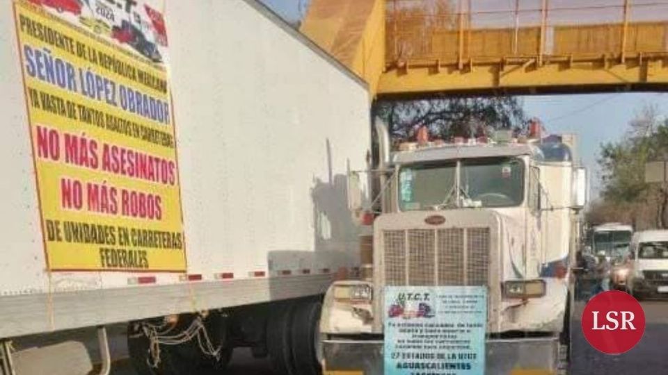 Bloquean transportistas la México Querétaro, piden seguridad en carreteras