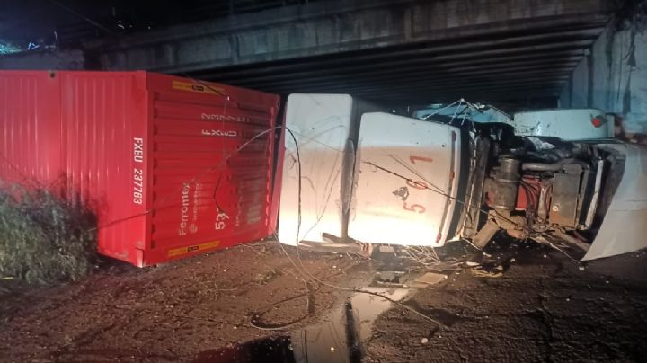 Vuelca tráiler en la Vía Reyes Heroles, en Tlalnepantla, hay 12 lesionados