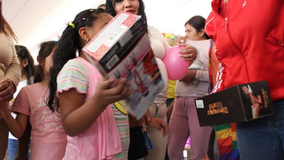 Reyes Magos visitan a niños en Santa Martha Acatitla