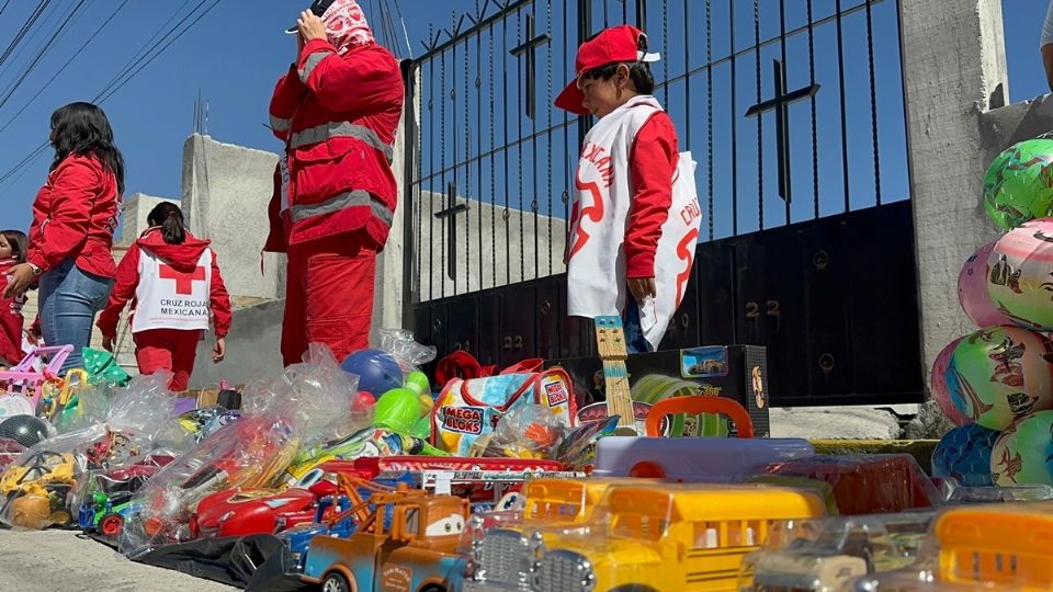 Reyes Magos: Cruz Roja lleva  ilusión y regalos a niños de Toluca