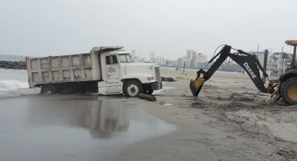 Camión de volteo se hunde en el mar en playa Martí de Veracruz