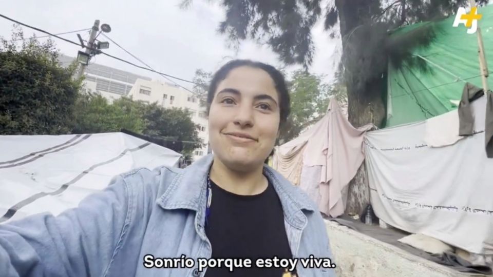 Bisan Owda, gazatí de 25 años, documenta con su teléfono los incesantes bombardeos israelíes sobre la Franja de Gaza; siempre inicia sus videos con la frase “Soy Bisan, de Gaza, y sigo viva”