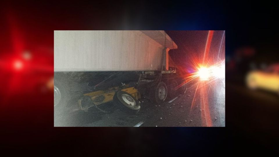 Accidente de tráiler con materiales del Tren Maya