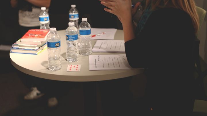 Botellas de agua:  Estudio revela presencia de miles de nanoplásticos, un riesgo para la salud