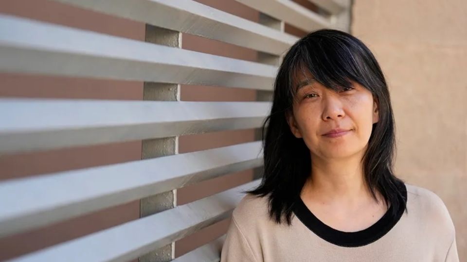 Kang de 53 años, autora de poemas y novelas, recibirá 1.1 millones de dólares.