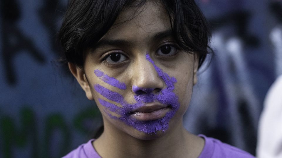 La Red por los Derechos de la Infancia en México informó que, entre 2022 y 2023, aumentaron los casos de violencia física, secuestros, feminicidios y extorsiones contra mujeres de 0 a 17 años, además del trabajo infantil y carencias en servicios de salud.