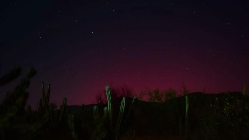 Una aurora boreal  coloreó  el cielo nocturno del municipio de Santa Catarina de un color morado