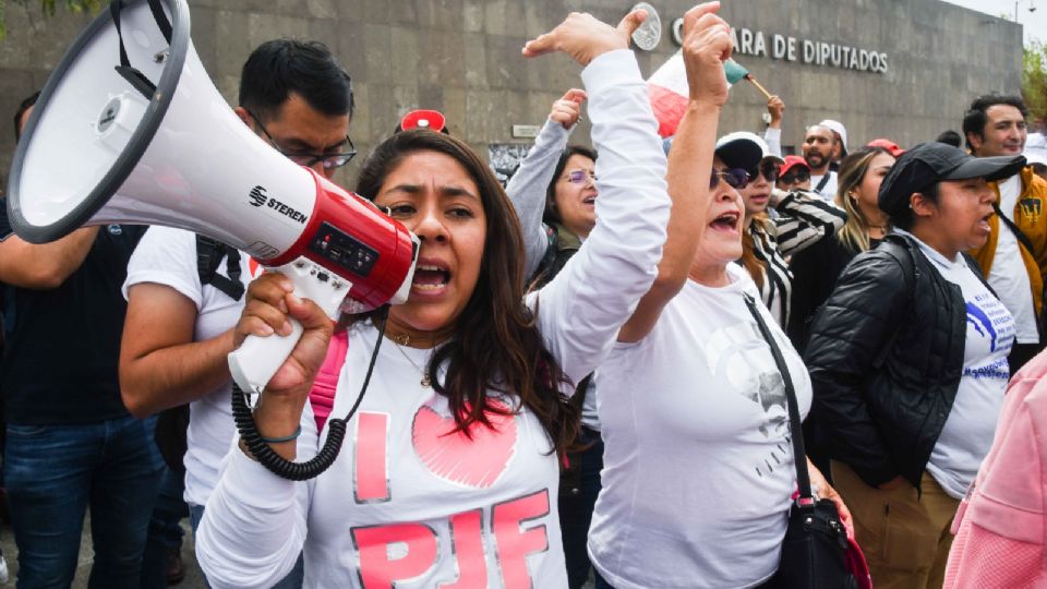 Este viernes, durante una manifestación frente a la sede del CJF en avenida Insurgentes Sur, Jorge Alejandro Pérez Luna, miembro del colectivo 32 Circuitos Unidos, informó que, tras un análisis exhaustivo, se decidió prolongar el paro.