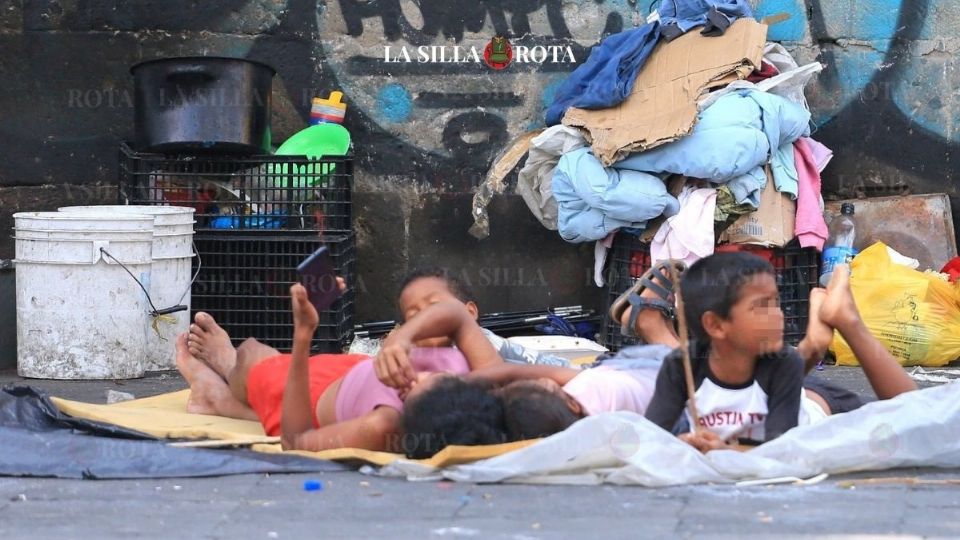 Personas que llegaron de Venezuela, Guatemala, Honduras, Colombia y África conviven en una pequeña colonia en la que las viviendas son tiendas de campaña maltrechas y pequeñas cabañas de madera.