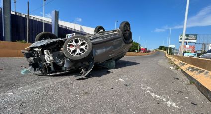 Camioneta se vuelca en puente de El Dorado, en la Riviera Veracruzana