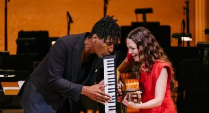 Natalia Lafourcade y Jon Batiste comparten escenario en concierto en Nueva York